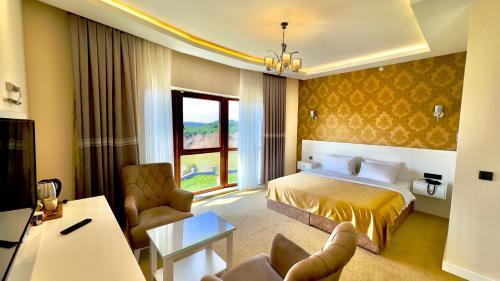 Green Roof Hotel Room Type - King Room with Mountain View