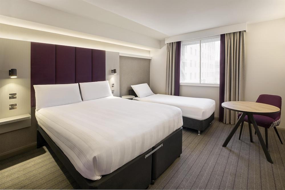 Premier Inn London Waterloo - Lambeth Road Room Type - Family Triple Room, City View