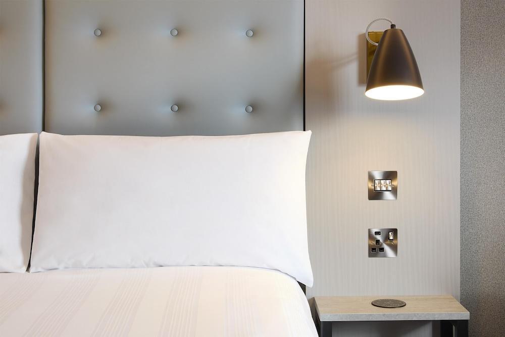 Premier Inn London Waterloo - Lambeth Road - Tap to explore photos