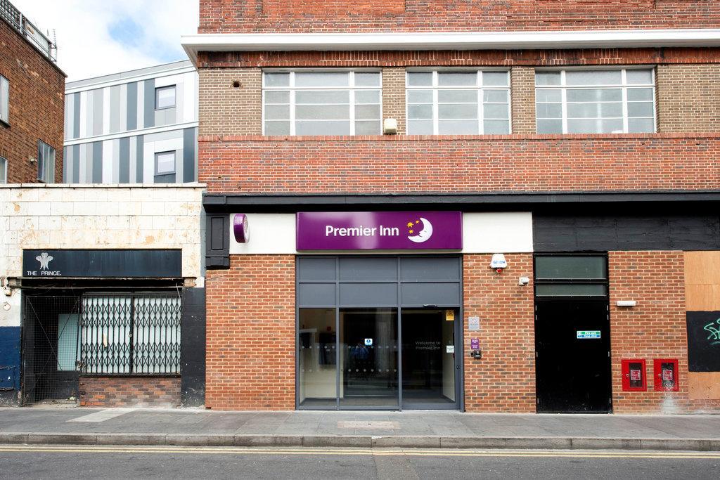 Premier Inn London Brixton - Tap to explore photos