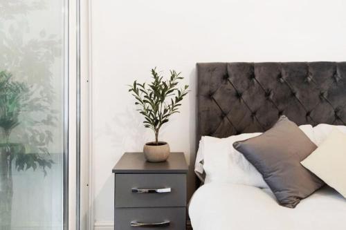 Parkside Haven, Modern 2-Bed Flat with Ensuites, Free Parking & Self Check-In