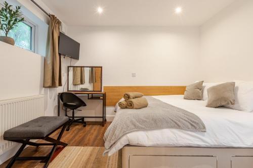 Parkside Haven, Modern 2-Bed Flat with Ensuites, Free Parking & Self Check-In - Tap to explore photos