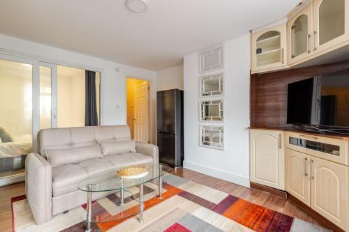 Parkside Haven, Modern 2-Bed Flat with Ensuites, Free Parking & Self Check-In - Tap to explore photos