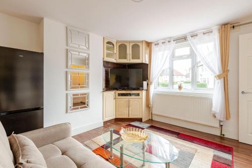 Parkside Haven, Modern 2-Bed Flat with Ensuites, Free Parking & Self Check-In - Tap to explore photos