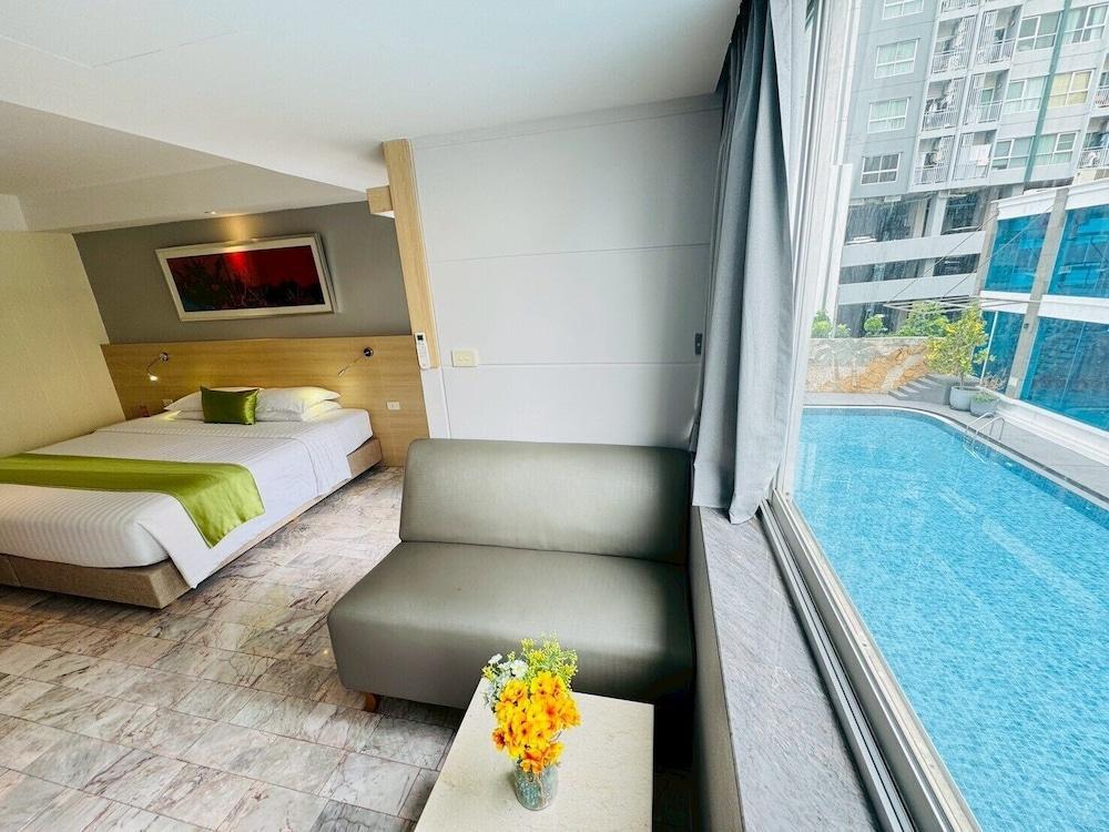 iCheck inn Thapra Room Type - Deluxe Double Room, Pool View