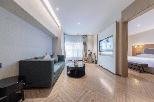 GuangzhouBaiyunAirport MeHoodLiz Hotel Free Bus to the 137th CantonFair&Official Registration Agency - Tap to explore photos