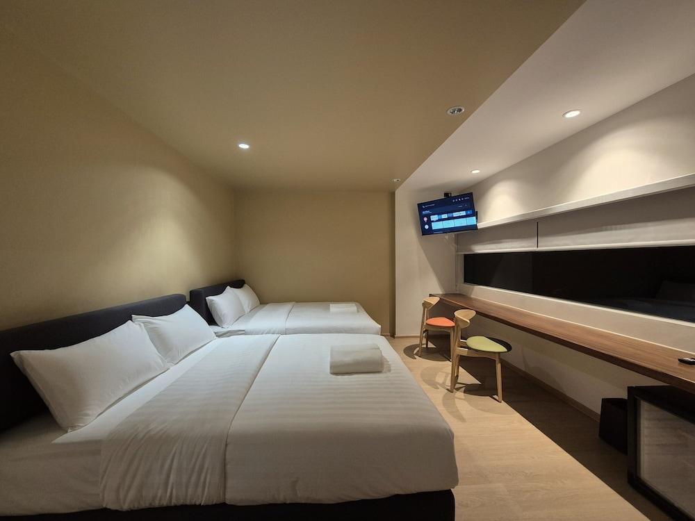 The Publyc Hotel Room Type - Basic Quadruple Room, Non Smoking, City View