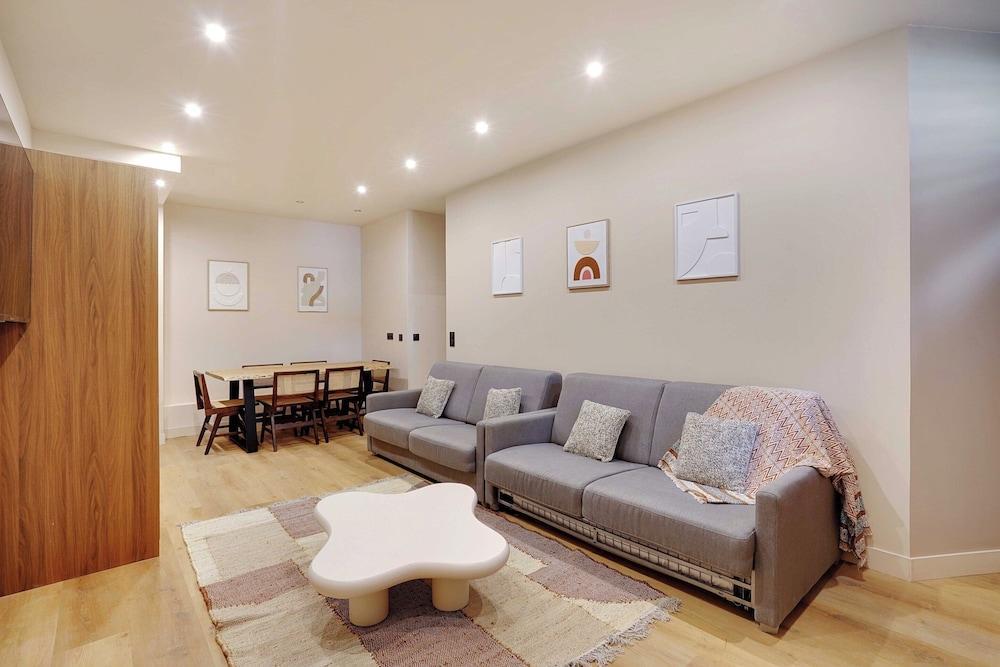 Spacious Apartment - 2br/10p - Place D'italie - Tap to explore photos