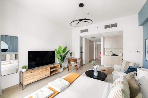 Silkhaus Canalside Cozy Studio in Water's Edge - Tap to explore photos