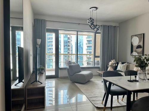 Silkhaus Vacation Homes 1BR Downtown Heart in Emaar Tower - Tap to explore photos