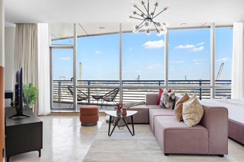 Silkhaus Vacation Homes Sky Gardens Chic Studio in DIFC Living - Tap to explore photos