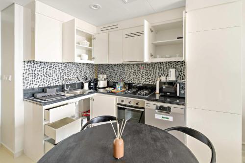Silkhaus Spacious 2BR in Aykon City Near Safa Park - Tap to explore photos