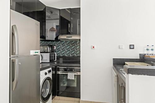 Silkhaus Seaside 1BR at Botanica in Dubai Marina - Tap to explore photos