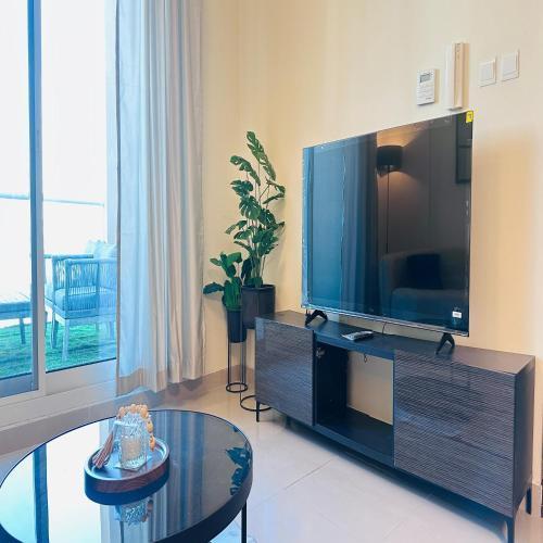 Modern 1BR w Pool and Parking At Roxana Residence - Tap to explore photos