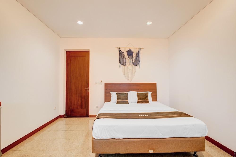 Collection O near MRT Cipete Raya formerly Terogong Sembilan Room Type - Standard Suite, 1 Double Bed