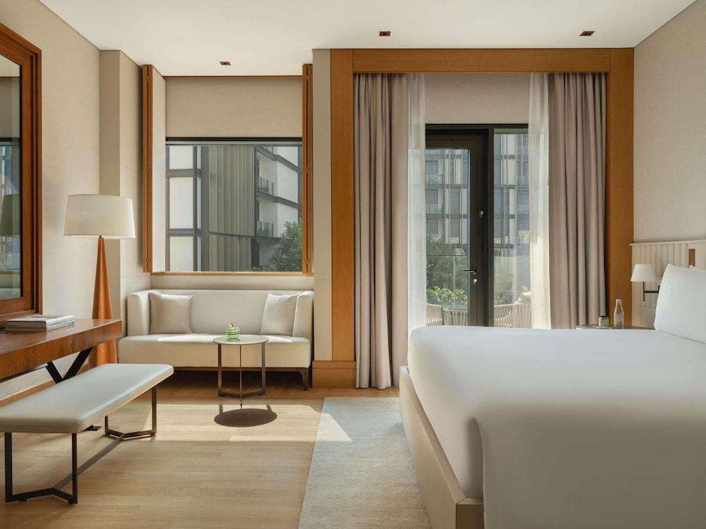 Delano Dubai Room Type - Rising Light Guestroom with Balcony - Resort View