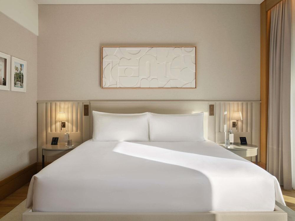 Delano Dubai Room Type - Rising Light Guestroom with Balcony - Sea View