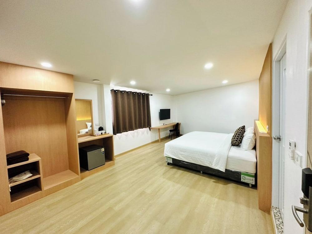 The Cozy 77 - No Parking Room Type - Deluxe King Room