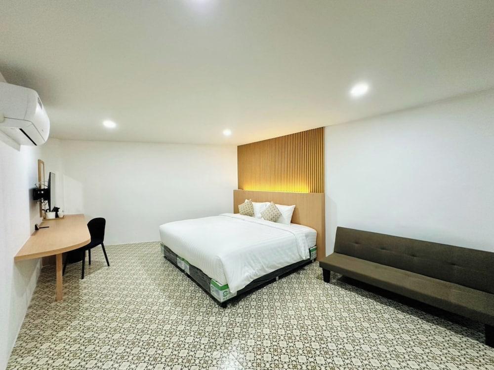 The Cozy 77 - No Parking Room Type - Superior King Room No Window