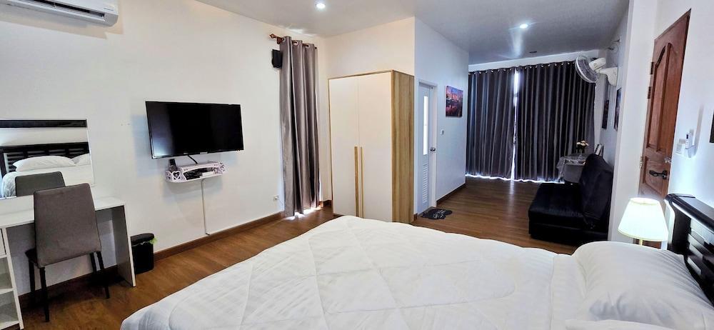 Tiny Island Lake Lodge Room Type - Honeymoon Room, 1 King Bed with Sofa bed, Lake View Tiny Island Lake Lodge Room Type - Honeymoon Room, 1 King Bed with Sofa bed, Lake View