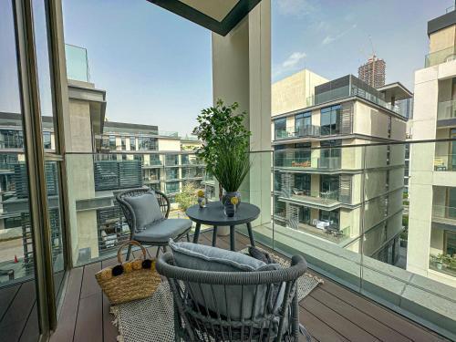 Charming Retreat in CityWalk With Balcony and Pool - Tap to explore photos