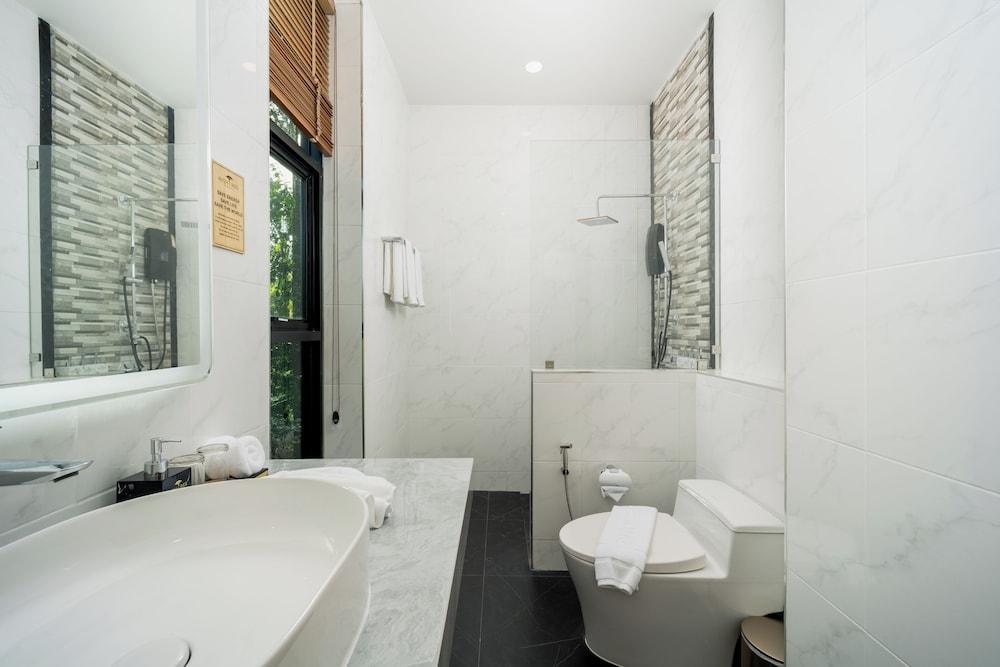 High Tree Resort Co.,Ltd. Room Type - Deluxe Room, Lake View