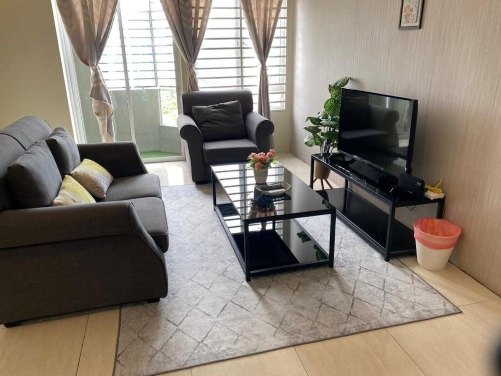 OYO 91086 Bayu Service Apartment - Tap to explore photos