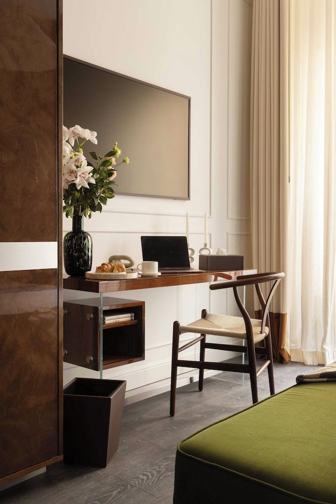 Palais Bourbon Hotel - Room 42 - 2P - Invalides - Tap to explore photos