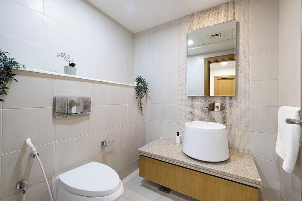The Luxury Downtown Co-living - Tap to explore photos
