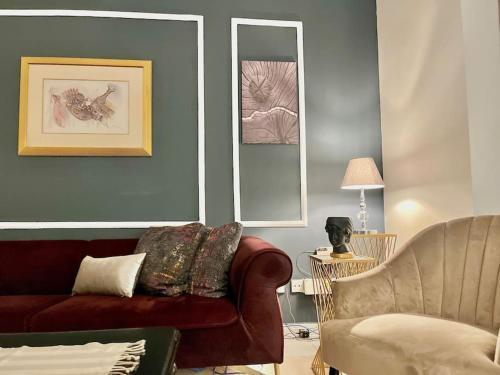 Chic 3 bedroom apartment - Tap to explore photos