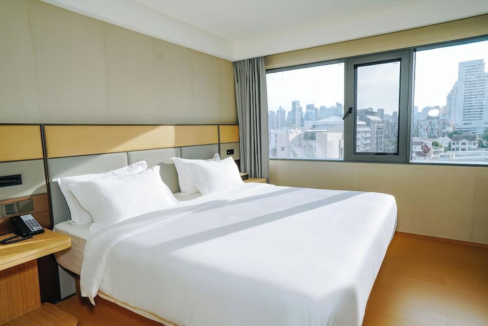 BANGKOK ORIENTAL HOTEL Room Type - Luxury Double Room, Balcony, City View