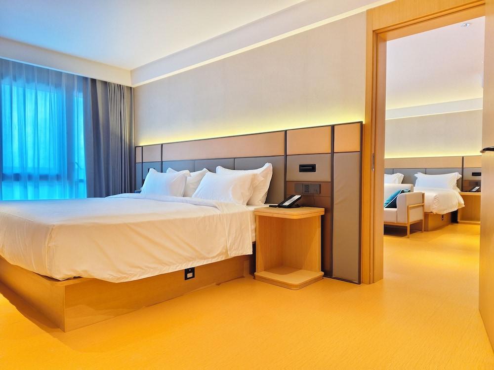 BANGKOK ORIENTAL HOTEL Room Type - Family Suite, Balcony, City View