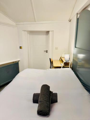 The Prestige Suite - London - Tap to explore photos