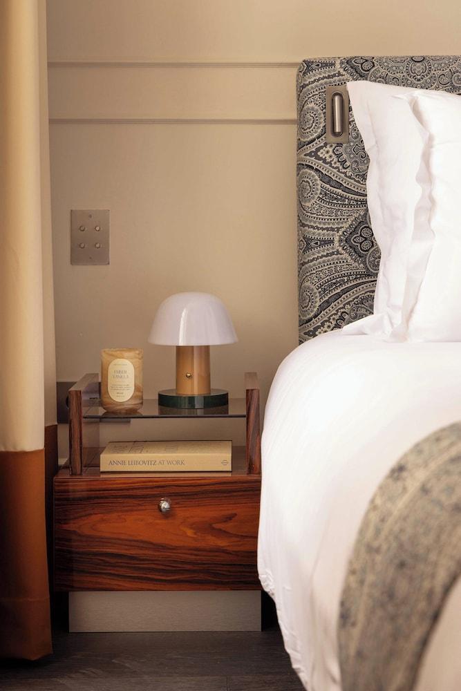 Palais Bourbon Hotel - Room 16 - 2P - Invalides - Tap to explore photos