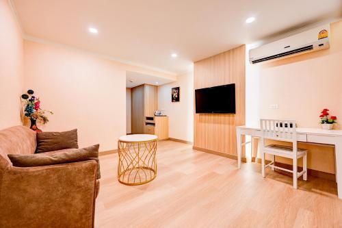 Dancenter Bangkok Travellers Hotel - Tap to explore photos