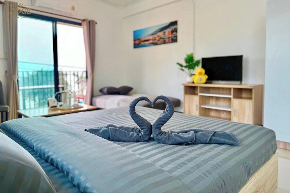 The Lodge Jomtien 7 - Tap to explore photos