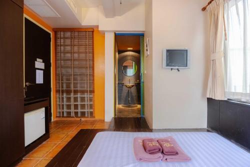 Diamond House Khaosan - Tap to explore photos