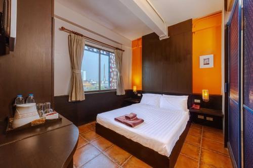 Diamond House Khaosan - Tap to explore photos