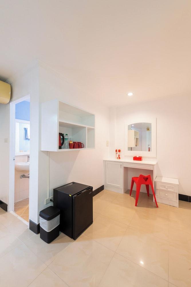 Arawana Express North Pattaya Room Type - Studio Queen Pool View Arawana Express North Pattaya Room Type - Studio Queen Pool View
