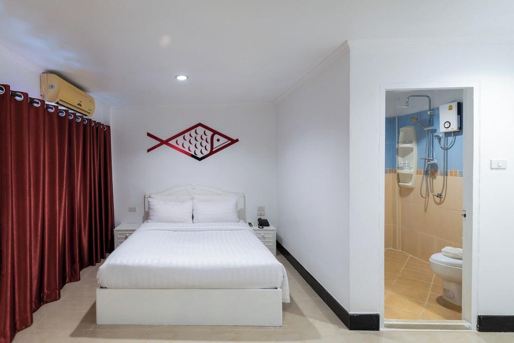 Arawana Express North Pattaya Room Type - Standard King Pool View Arawana Express North Pattaya Room Type - Standard King Pool View