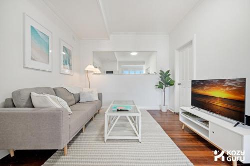 Kozyguru | Kirribilli | Opera House View 2 Bed Apt - Tap to explore photos
