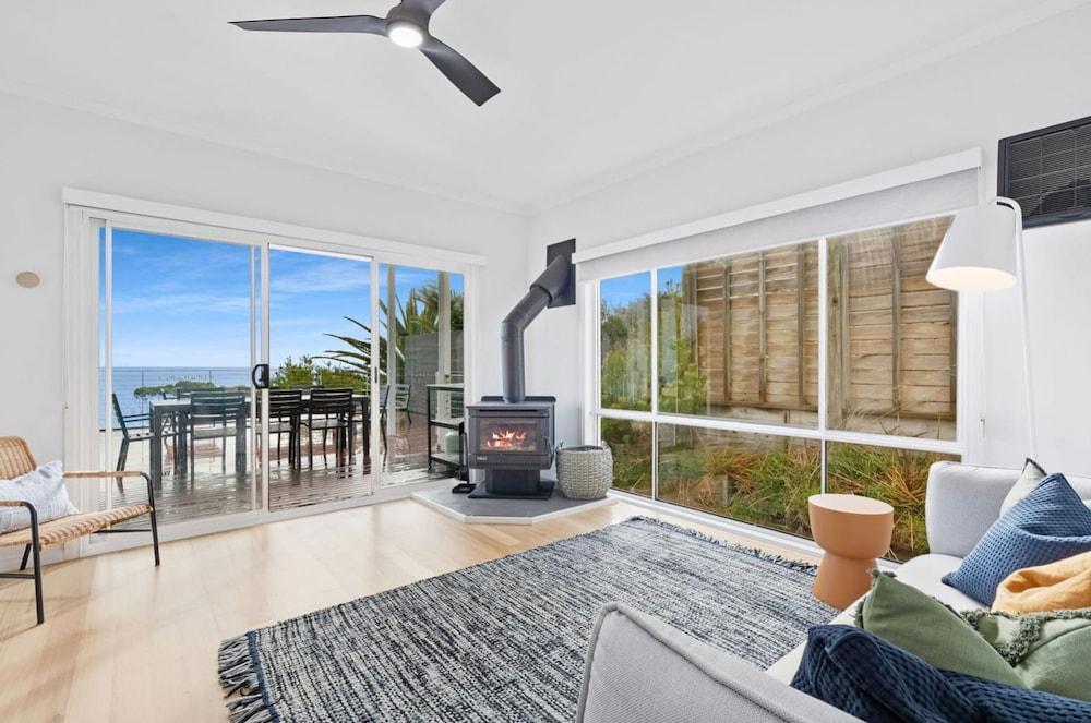 Clifftop Luxury With Spectacular Ocean Views - Tap to explore photos