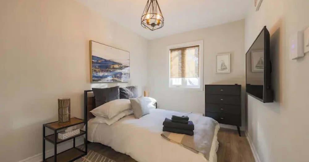 Casa Queen East - Modern 2BR Suite