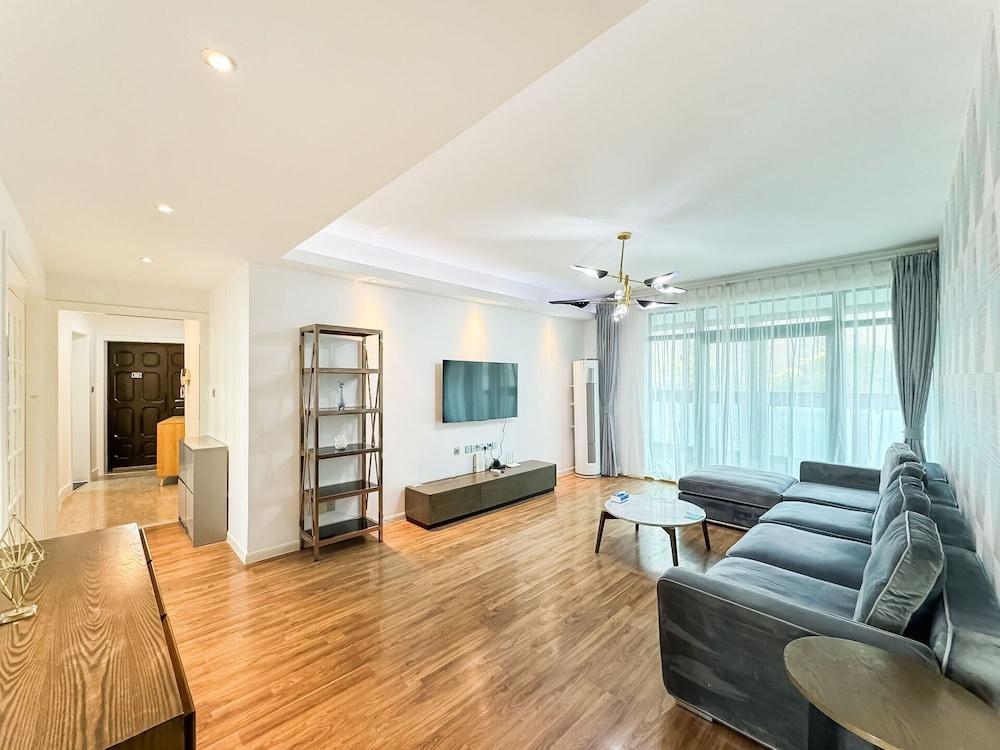 Tyms 3BR 2BA Apt Near Stadium Line 1 4 - Tap to explore photos