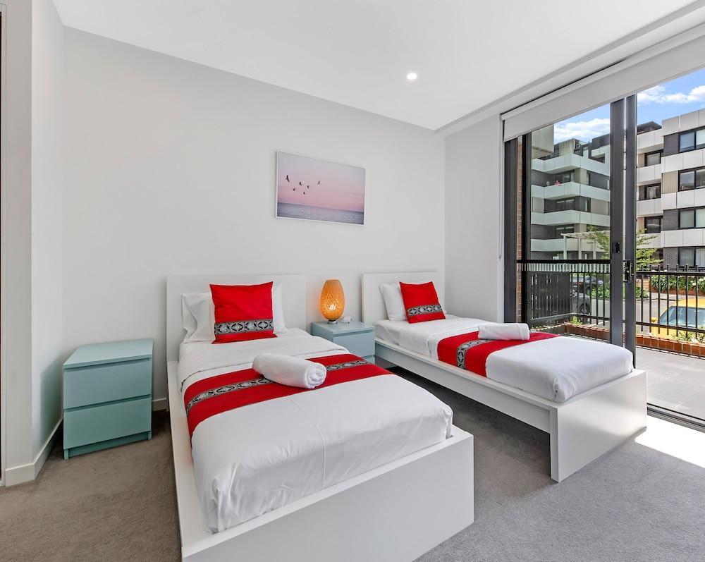 Kozyguru | Penrith | 2 Bed 2 Bath Apt Free Parking - Tap to explore photos