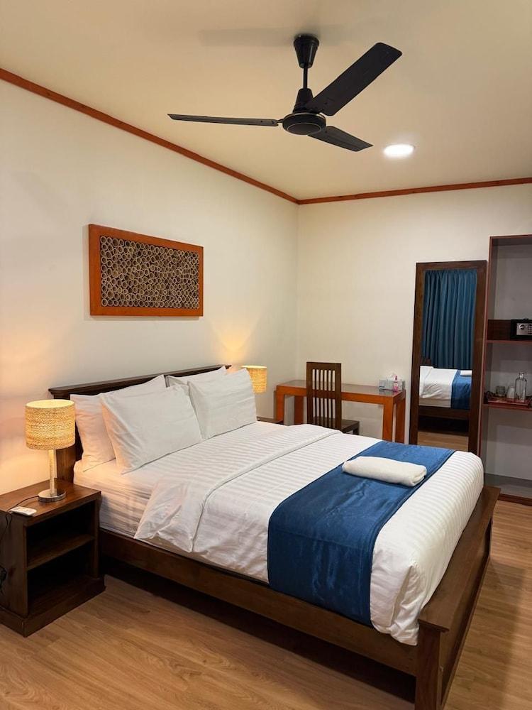 Rattehi Inn at Rakeedhoo - Tap to explore photos