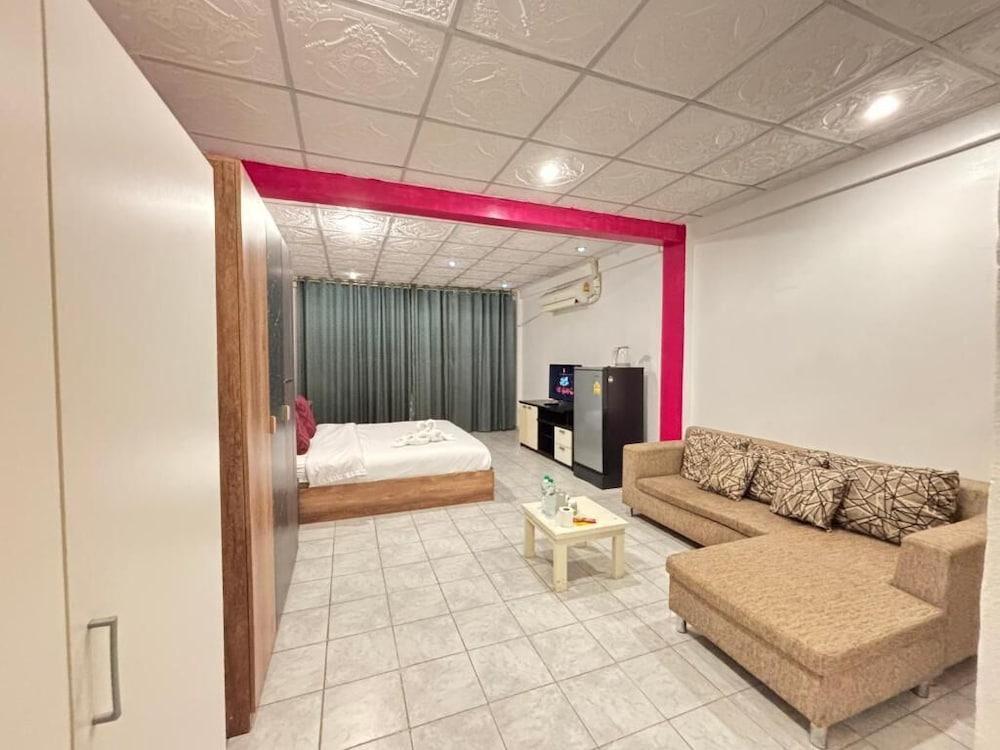Pattaya Charm Room Type - Deluxe King Room
