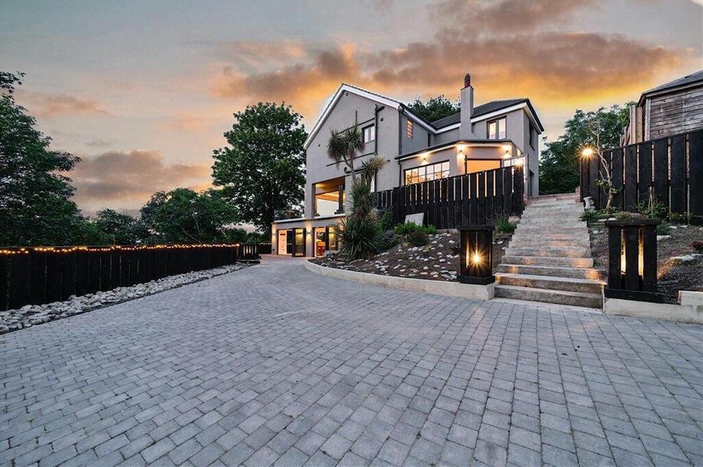 Designer Villa With spa and Magical Views, 5 bdr
