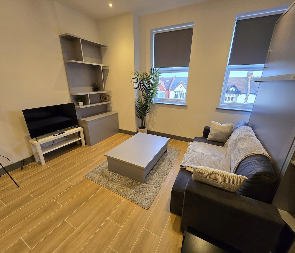 Finchley Perfect 1-Bed - Work & Leisure - Tap to explore photos
