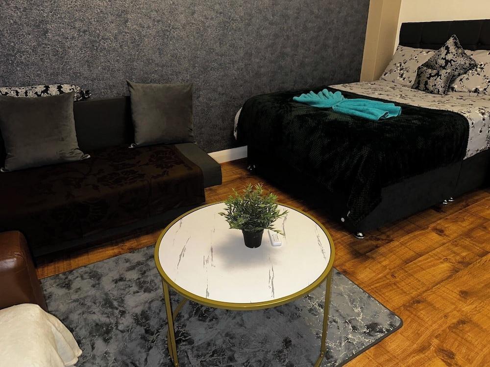 Luxury Studio Marble Arch can fit up to 4 Guests - Tap to explore photos